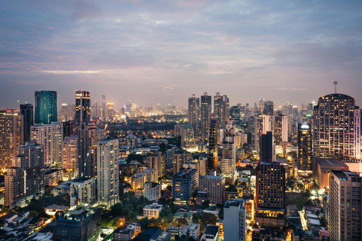 <p>Bangkok é a capital e maior cidade da Tailândia, com cerca de 11,3 milhões de habitantes.</p>
