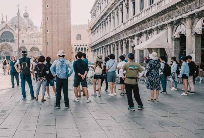 Turistas, foto NEUTRA - Anna/Unsplash