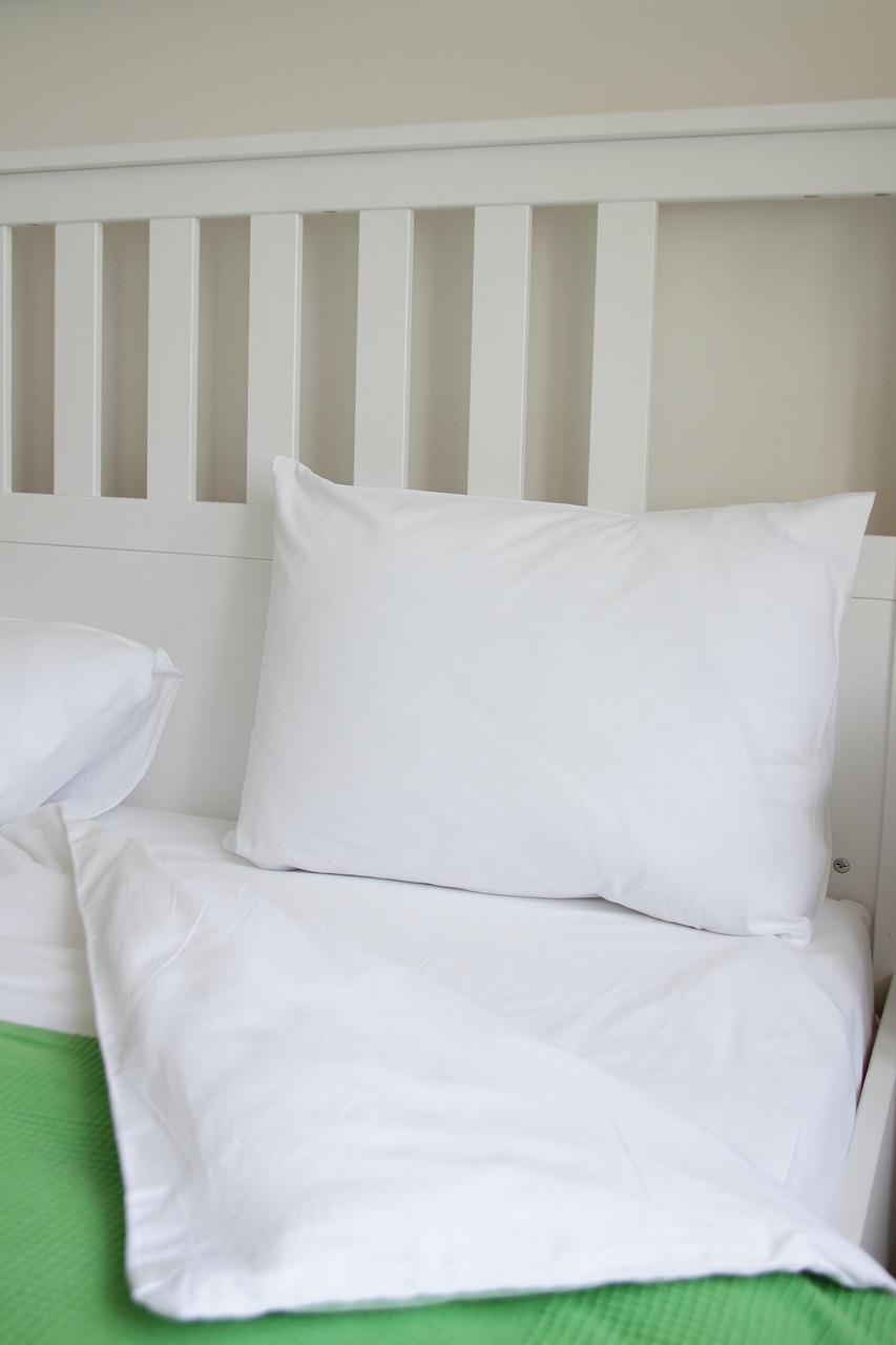 <p>Assim como o colchão, o travesseiro tem prazo de validade. Trocar regularmente, manter a limpeza e escolher o modelo certo melhora a qualidade do sono e a saúde.</p>
