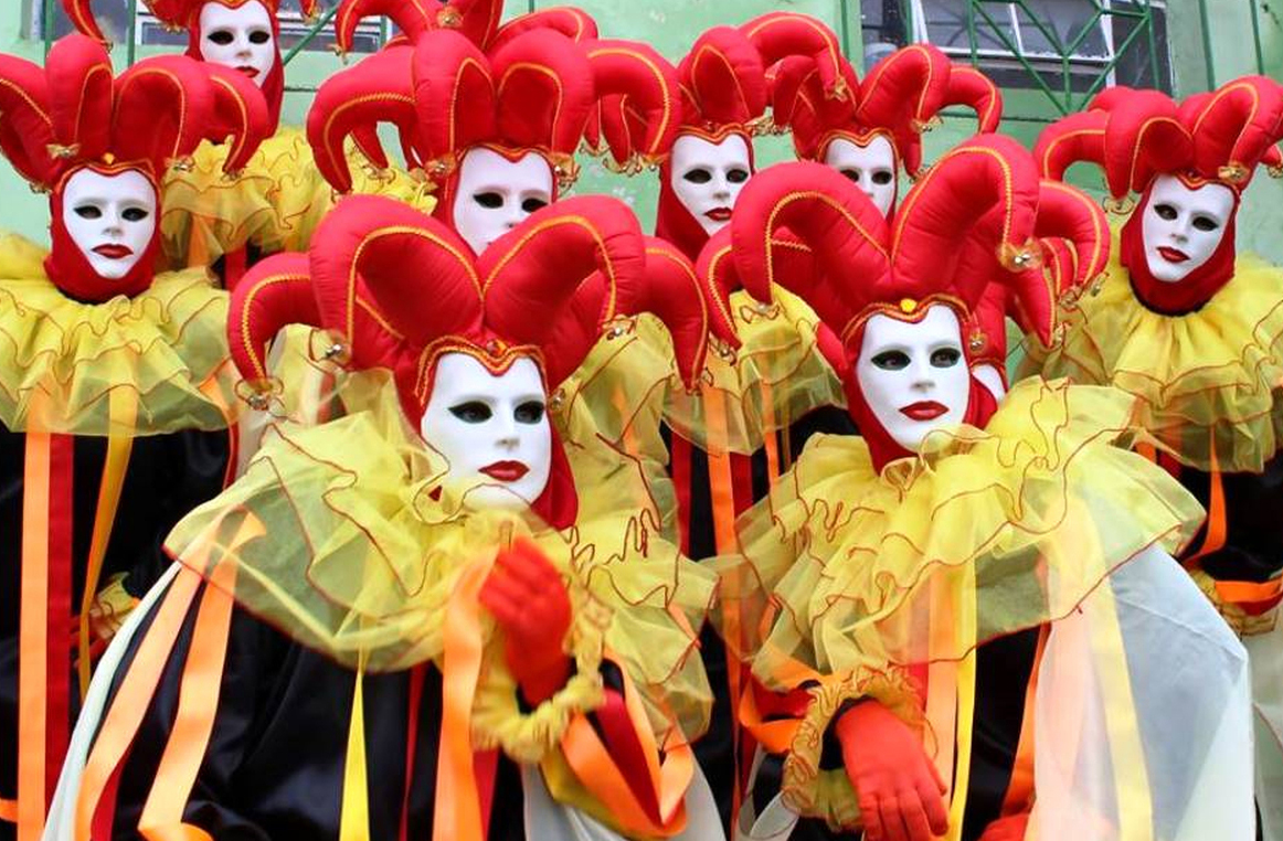 <p>Maragogipe encanta com seu carnaval de máscaras, tradição que mistura influências europeias e criatividade local. Com belos rios e manguezais, a cidade preserva patrimônio cultural único, reafirmando sua identidade festiva e comunitária no Recôncavo.</p>
