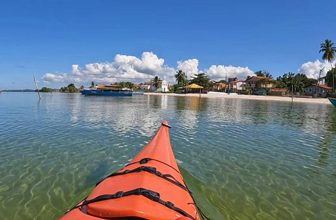 <p>Saubara vive da pesca e da renda de bilro, tradição que une marés e mãos habilidosas. Além disso, a cidade preserva práticas artesanais e cotidianas que se entrelaçam com o modo de vida simples e rico em significados.</p>
