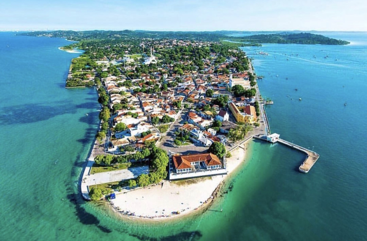 <p>Itaparica é ilha de águas calmas e histórias coloniais inserida na Baía de Todos os Santos, que faz parte do Recôncavo Baiano. Entre fortes e praias, revela a mistura de turismo e memória. Assim, torna-se destino de beleza e resistência, conectando natureza e cultura em um mesmo espaço.</p>
