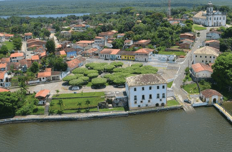 <p>Jaguaripe se ergue às margens do rio que lhe dá nome, e entre casarões coloniais e festas religiosas preserva a herança histórica. Com isso, a cidade conecta devoção popular e memória arquitetônica em sua identidade.</p>
