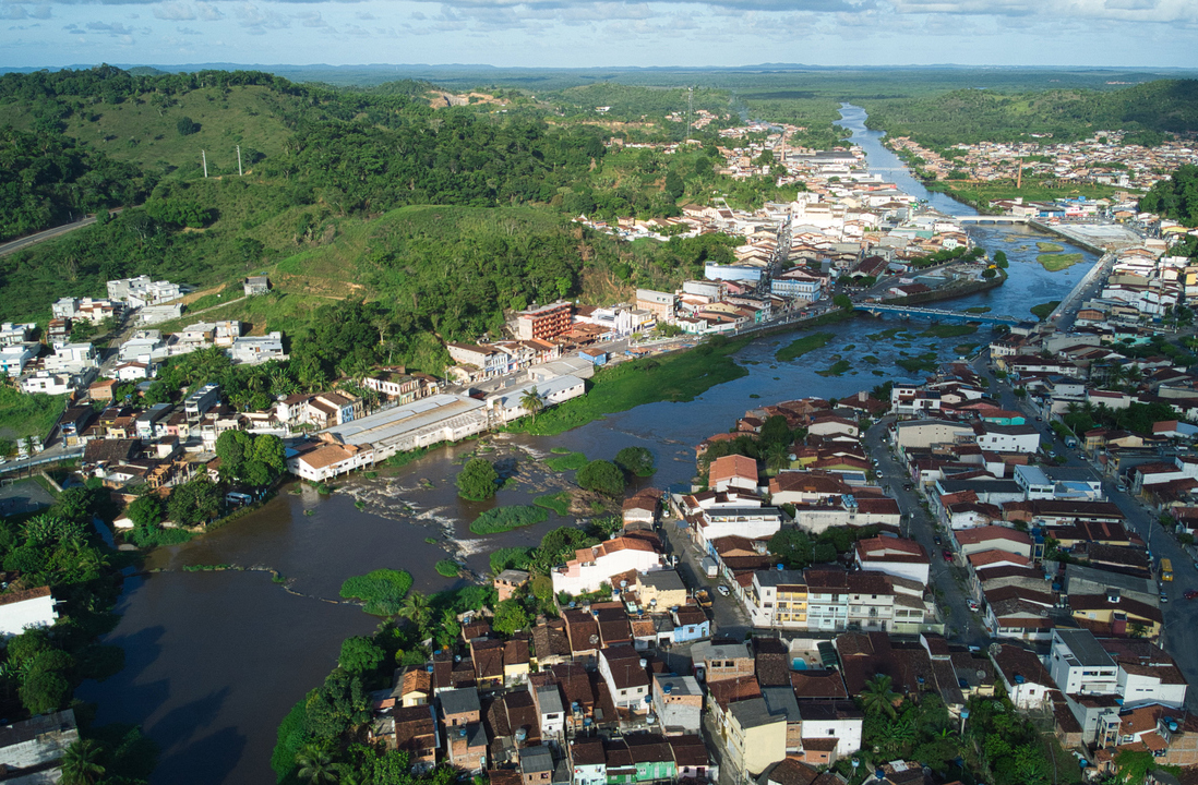 <p>Nazaré é conhecida pela feira de Caxixis, que une artesanato e tradição. Em meio às suas ruas estreitas e pontes antigas, a cidade celebra sua vocação cultural, reafirmando o papel das mãos criativas na vida comunitária.</p>
