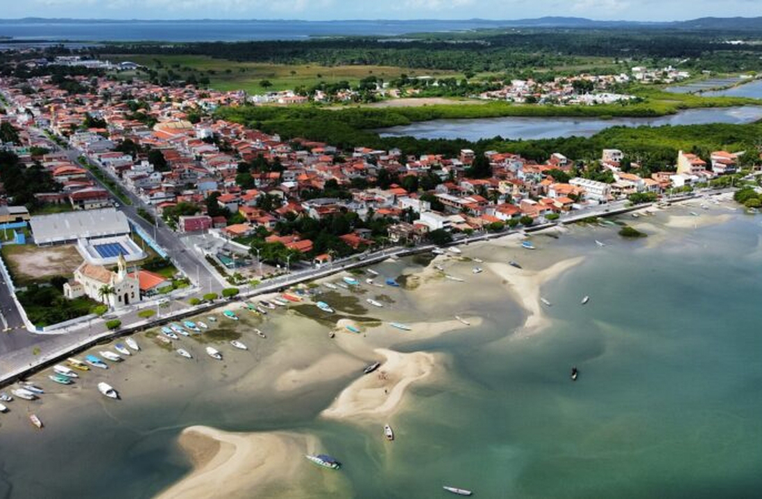 <p>Salinas da Margarida respira o mar e o sal, pois sua economia se conecta às águas. Desse modo, entre praias e tradições pesqueiras, constrói uma identidade marcada pela natureza e pela vida costeira.</p>
