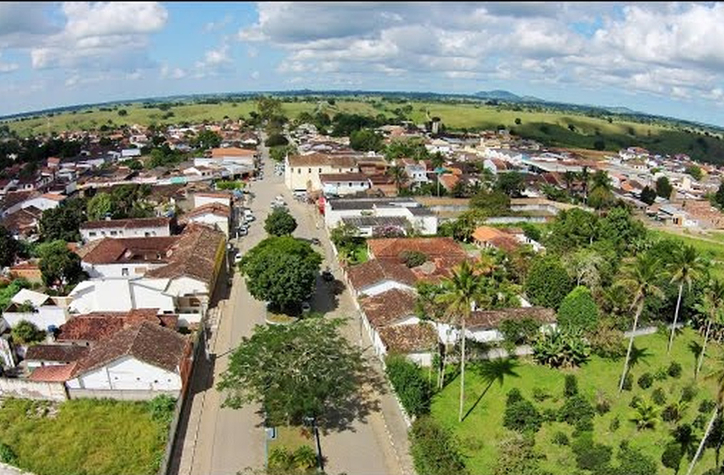 <p>Conceição do Almeida se destaca pela agricultura e pelas festas juninas. Diante de plantações e arraiais, constrói sua memória festiva e produtiva, reafirmando o papel da cultura popular na vida rural.</p>
