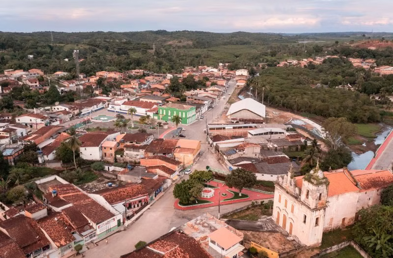 <p>Aratuípe guarda memórias indígenas e coloniais, pois entre rios e serras revela uma história de resistência. Ao conectar passado e presente em sua cultura viva, reafirma o papel da diversidade na identidade regional.</p>
