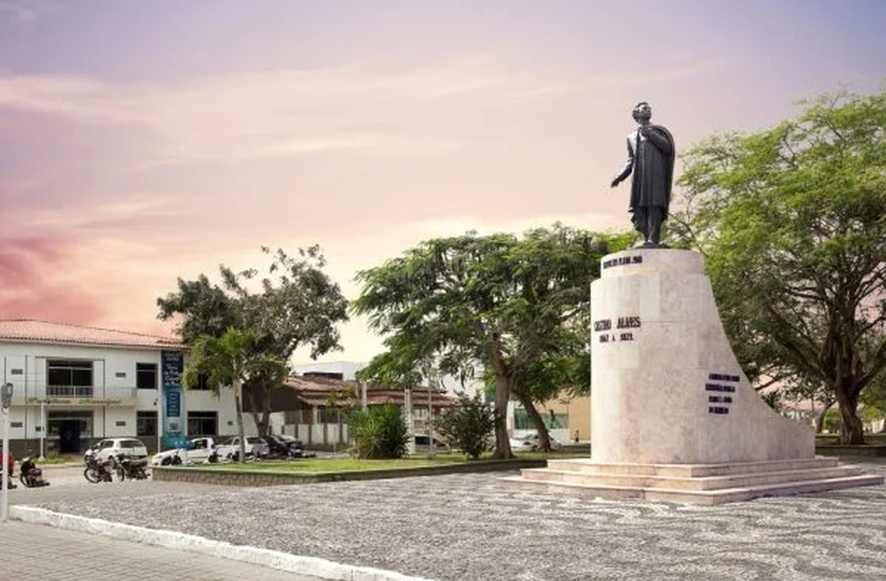 <p>Castro Alves homenageia o poeta abolicionista que lhe dá nome, e assim, entre praças e memórias literárias, a cidade conecta cultura e história, reafirmando o papel da palavra como instrumento de liberdade e identidade no Recôncavo.</p>
