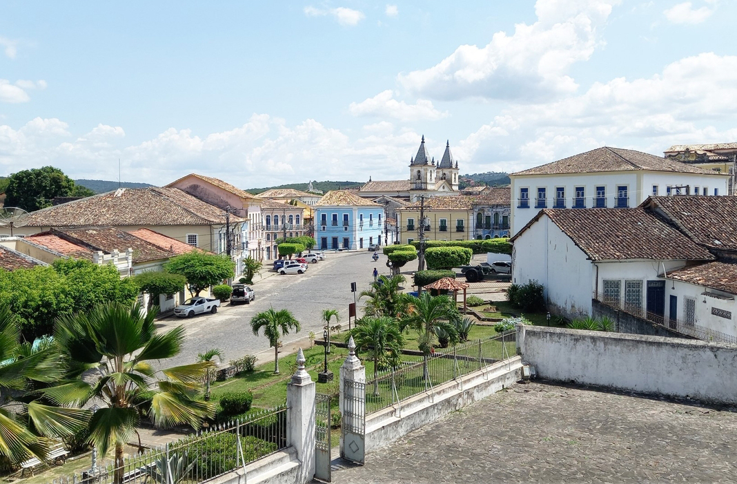 <p>Cachoeira é marco da independência da Bahia, pois suas ruas coloniais testemunharam batalhas e celebrações. Além disso, o Rio Paraguaçu conecta tradições religiosas e festas como a Irmandade da Boa Morte, tornando a cidade referência histórica e cultural no Recôncavo.</p>

