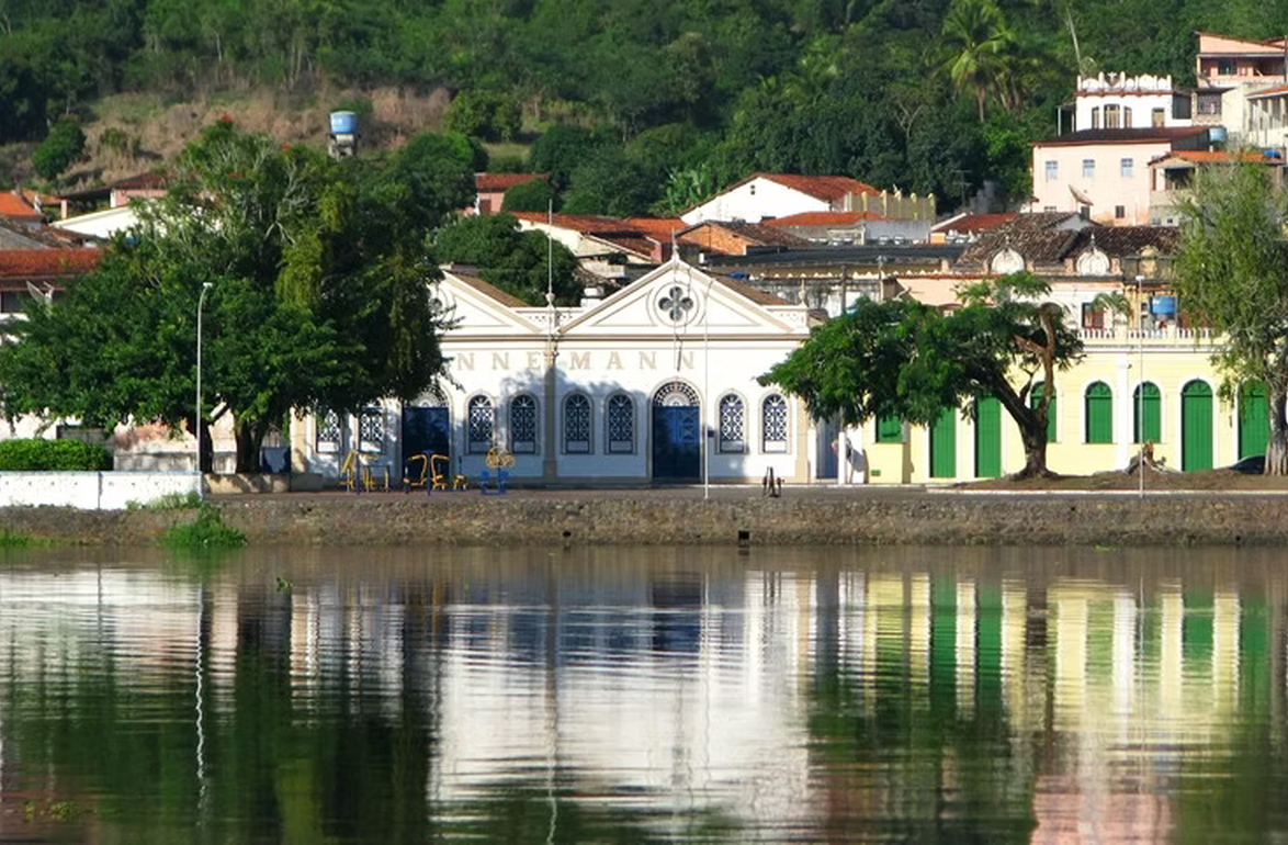 <p>Já São Félix prosperou com a indústria do fumo, mas também se destacou pela ponte Dom Pedro II que une destinos. Entre fábricas e manifestações culturais, a cidade constrói sua narrativa de trabalho, arte e resistência, mantendo viva a memória industrial da região.</p>
