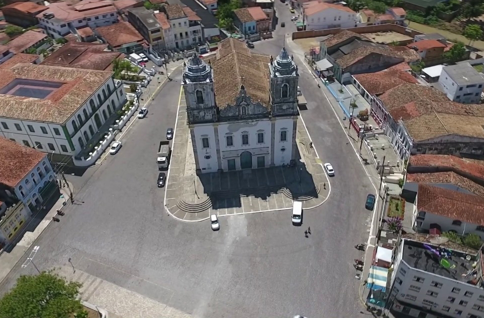 <p>Santo Amaro é berço de Caetano e Bethânia, mas também palco da luta abolicionista. Desse modo, entre igrejas barrocas e festas de largo, a cidade revela a força da cultura popular, conectando música, fé e história em um mesmo território.</p>
