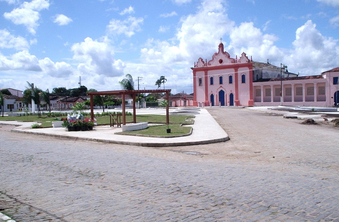 <p>Muritiba, por sua vez, cresce entre serras e vales em razão de sua economia agrícola conectada à vida comunitária. Entre plantações e devoções religiosas, a cidade se afirma como espaço de trabalho e fé, mantendo viva a simplicidade do Recôncavo.</p>
