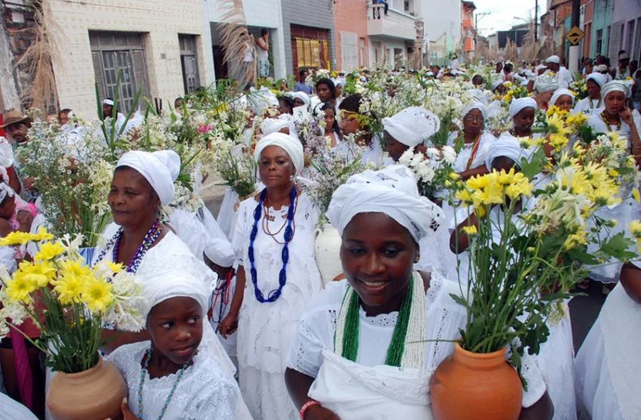 <p>Governador Mangabeira revela a força da agricultura familiar, mas também das festas religiosas. A cidade constrói, portanto, sua identidade marcada pela fé e pelo labor, reafirmando o papel da comunidade na vida regional.</p>
