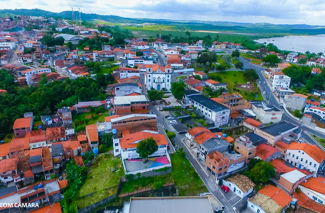 <p>São Francisco do Conde guarda memórias da escravidão, mas também da resistência afro-brasileira. Assim, entre engenhos e manifestações culturais, a cidade se afirma como território de ancestralidade, conectando passado e presente em sua história.</p>
