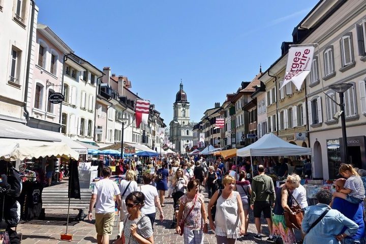 Foram citados fatores como excesso de barulho, impaciência e menor atenção às normas de etiqueta, o que pode gerar desconforto em ambientes compartilhados.