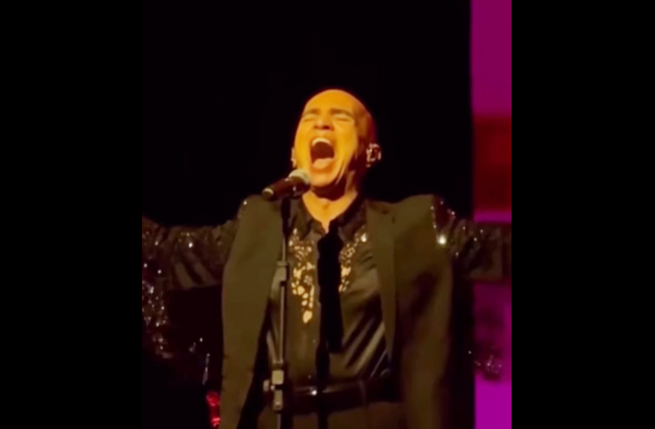 <p>Segundo Edson, incomodou ler na mídia que “aos 58 anos ainda exibe voz notável”. Para ele, esse tipo de leitura associa juventude à potência artística, restringe a arte aos jovens e trata a maturidade como desgaste.</p>
