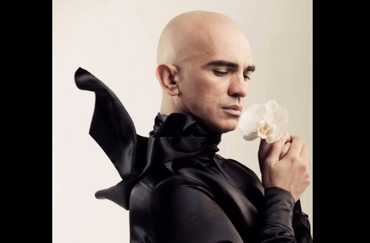 <p>Ao falar sobre tempo e técnica vocal, o cantor também rejeitou a ideia de que a voz seja descartável. Assim, transformou a crítica em afirmação de continuidade, reafirmando que sua trajetória segue viva e pulsante.</p>
