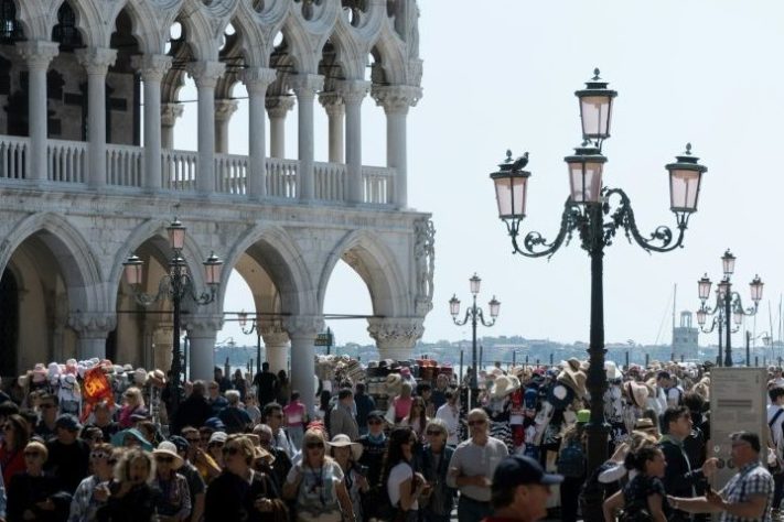 Turistas, foto NEUTRA - Hubert Buratynski/Unsplash