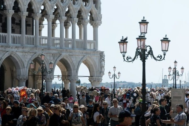 No caso dos chineses, já foram citados o costume de falar alto em locais fechados e a resistência a filas. 