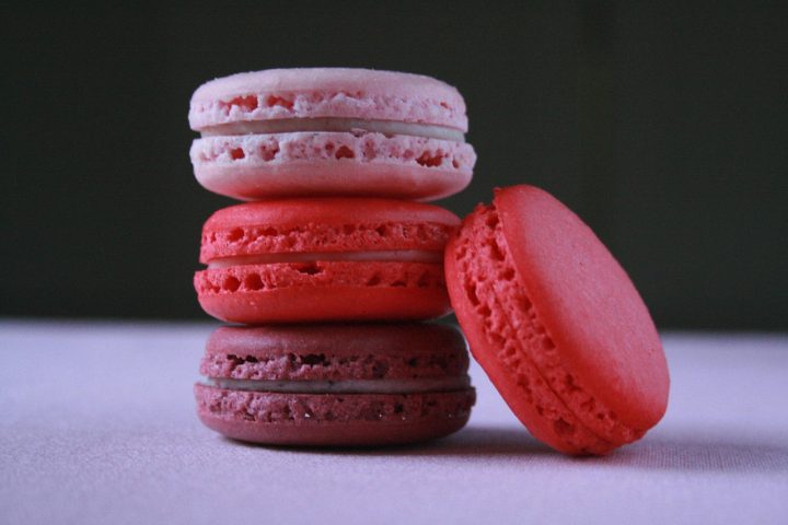 A versão colorida e recheada, hoje símbolo da confeitaria francesa, surgiu apenas no século 20, em Paris, com Pierre Hermé, da Ladurée, que transformou o macaron em um ícone da alta gastronomia.