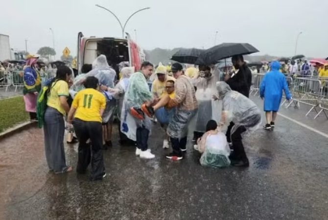 Raio atinge manifestantes que aguardavam movimento de Nikolas Ferreira em Brasília