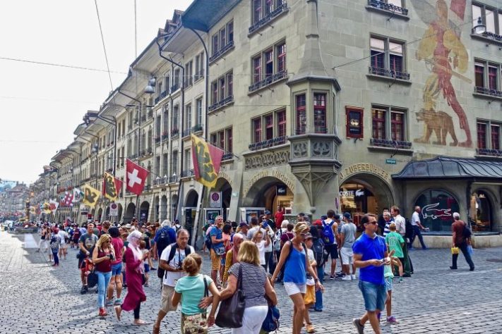 Turistas, foto NEUTRA - Siggy Nowak/Pixabay