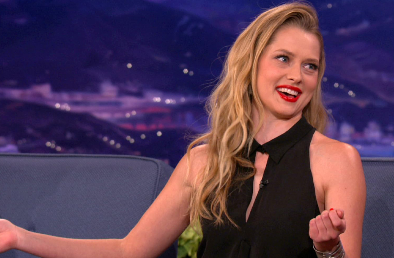 <p>Reconhecida por sua autenticidade, a atriz se tornou referência de estilo e força feminina em Hollywood. Sua postura pública inspira outras mulheres a conciliarem carreira e vida pessoal.</p>
