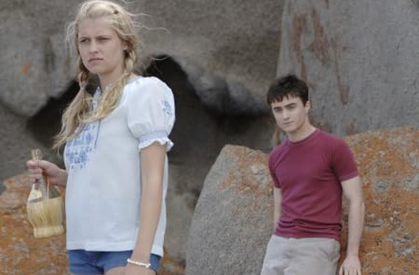 <p>No mesmo ano, atuou em “December Boys”, ao lado de Daniel Radcliffe, mostrando que podia transitar entre o drama e o romance com naturalidade. A diversidade de papéis, portanto, se revela como um trunfo em sua trajetória.</p>
