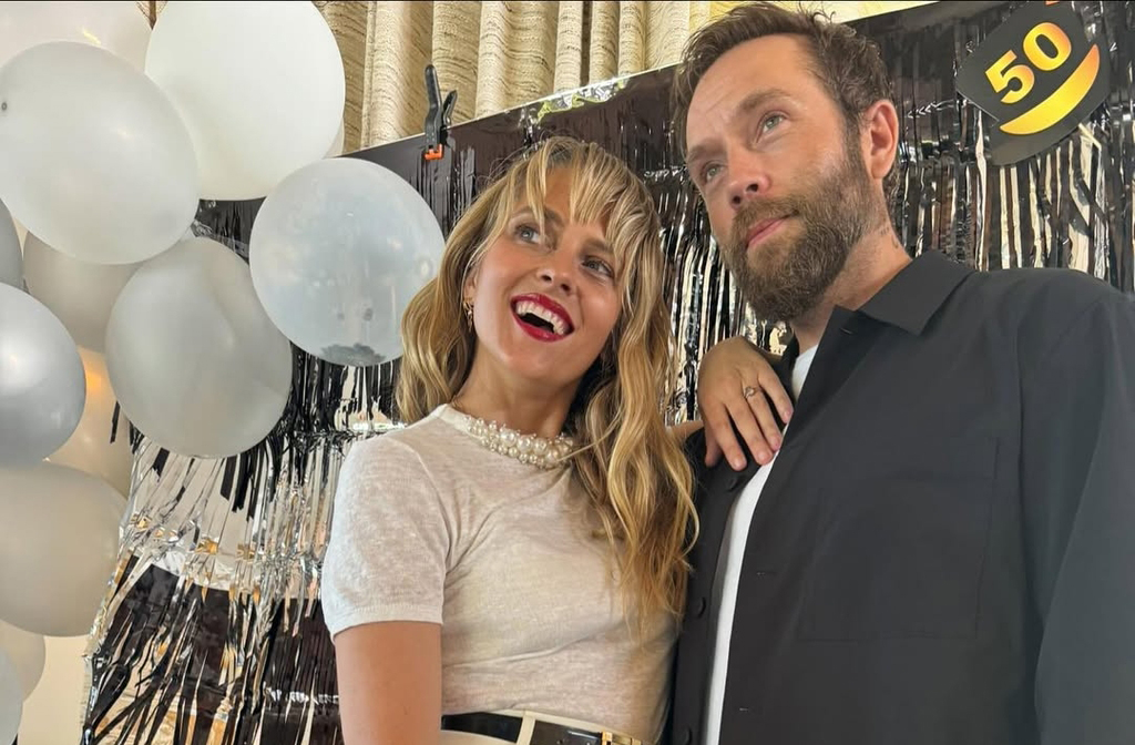 <p>No mesmo ano, a australiana casou-se com o ator e diretor Mark Webber, com quem construiu uma família sólida. A maternidade, inclusive, se tornou parte importante de sua vida, sem afastá-la da carreira artística.</p>
