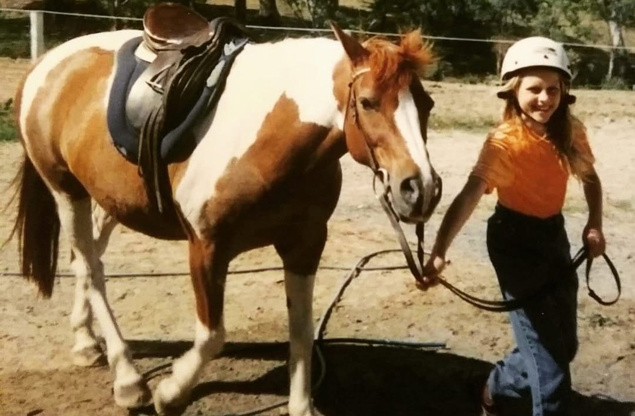 <p>Nascida em Adelaide, Austrália, em 26 de fevereiro de 1986, Teresa Mary Palmer cresceu em um ambiente simples, mas sempre demonstrou interesse pelas artes. Sua infância foi marcada por trabalhos informais, incluindo apresentações em shopping centers, que revelavam sua vocação para o palco.</p>
