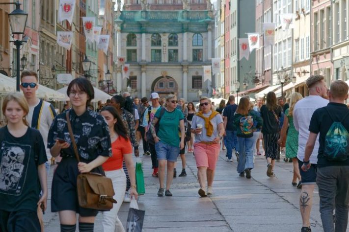 Turistas, foto NEUTRA - Mircea Iancu/Pixabay