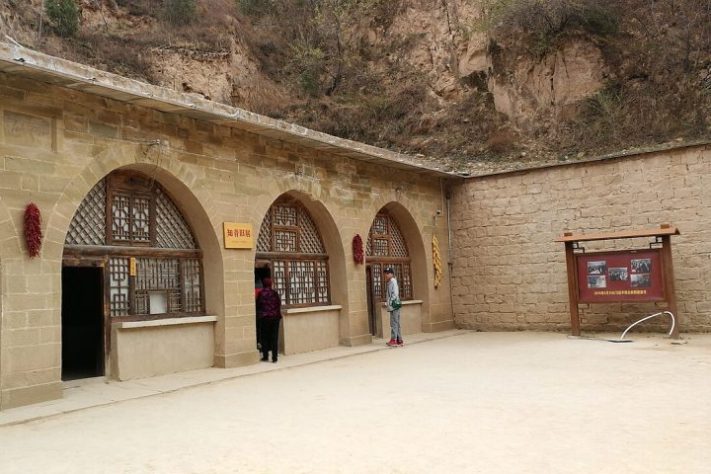 Yaodong (cavernas-casa) – Wikimedia Commons/Liuxingy