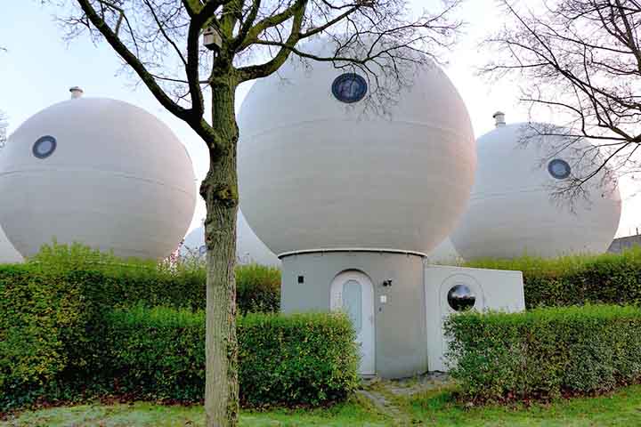 <p>Entre as criações mais exóticas desse período está o Bolwoningen, um conjunto residencial localizado em Den Bosch que se assemelha a um agrupamento de bolas de golfe gigantes.</p>
