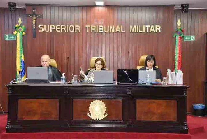 Superior Tribunal Militar: ação pede que Jair Bolsonaro e generais percam patentes