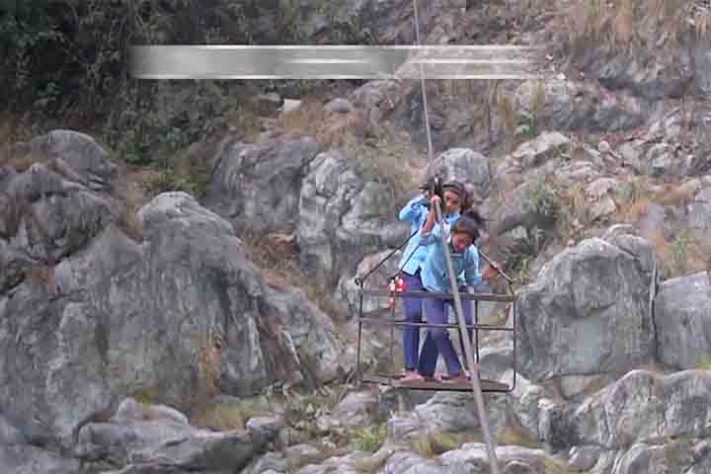 Em Uttarakhand, crianças atravessam rios caudalosos em vagonetas presas a cabos de aço - Reprodução do Youtube Canal AJ+