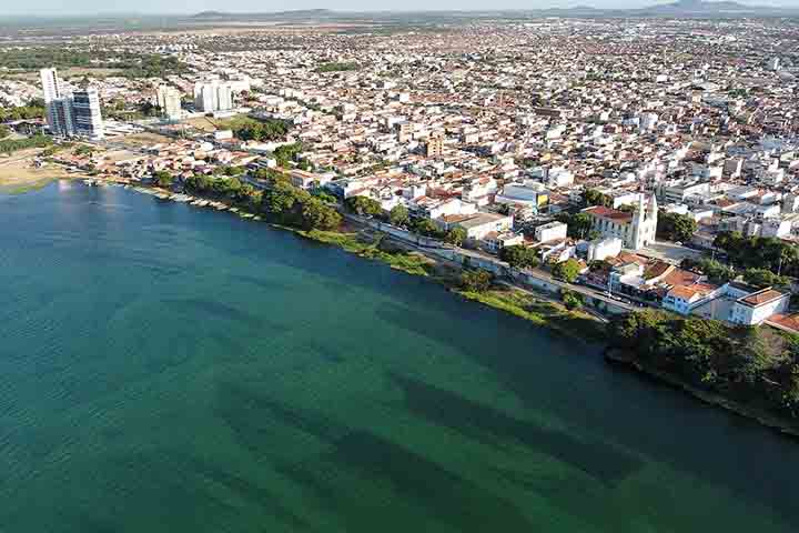 Ivete investiu na construção de uma mansão às margens do Rio São Francisco, um desejo antigo da cantora. O Velho Chico margeia a cidade situada no extremo norte da Bahia.