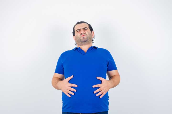 <p>A sensação de inchaço abdominal é um dos sintomas mais frequentes associados aos gases.<br />
Ela pode surgir após refeições e gerar dor, pressão e sensação de estômago estufado.</p>
