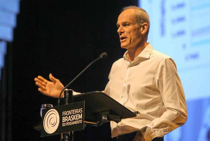 Cientista Marcelo Gleiser faz alerta sobre uso da IA: ‘Não pode se fiar cegamente nela’