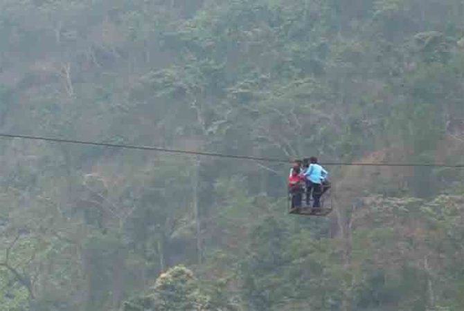 Em Uttarakhand, na Índia, crianças atravessam rios presas em equipamentos improvisados para chegar à escola