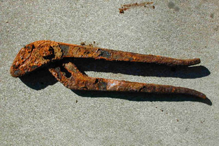 <p>A ferrugem ocorre quando o ferro reage com oxigênio e água, formando óxido de ferro. Esse processo enfraquece o metal e altera sua cor, criando a conhecida aparência marrom-avermelhada.</p>
