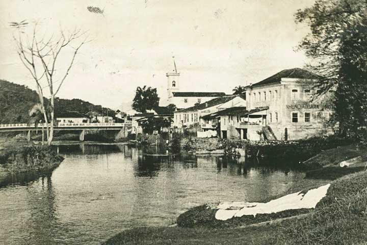 <p>O centro histórico é tombado pelo Patrimônio Cultural do Paraná, garantindo a proteção de igrejas e casarões que hoje abrigam restaurantes, lojinhas e espaços culturais.</p>
