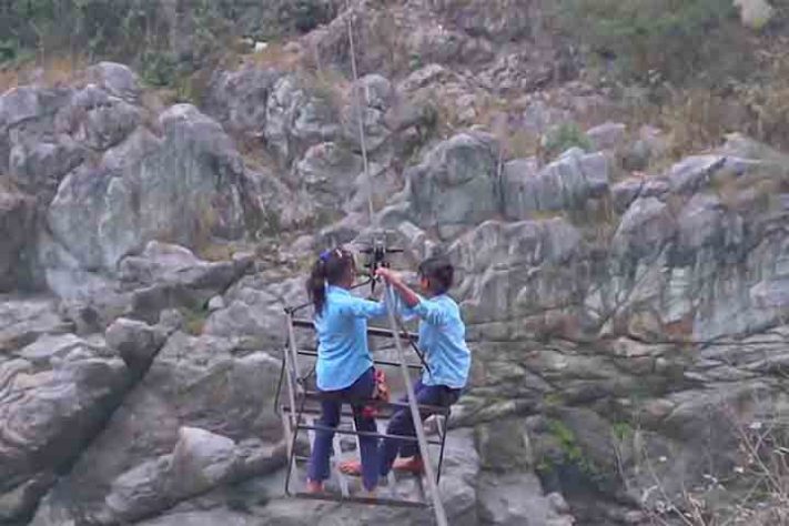 Em Uttarakhand, crianças atravessam rios caudalosos em vagonetas presas a cabos de aço - Reprodução do Youtube Canal AJ+