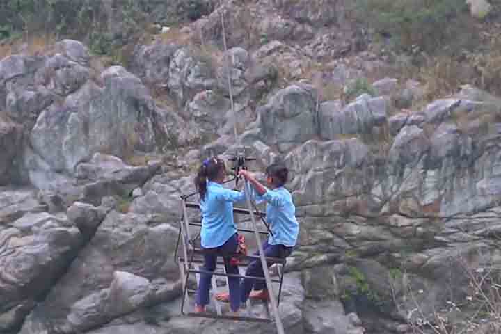 <p>Em alguns casos, o tempo total de deslocamento até a escola ultrapassa duas horas por trecho, somando a travessia dos rios e caminhadas de até 10 a 15 quilômetros por encostas acentuadas.</p>
