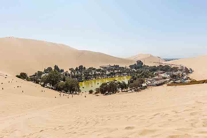 <p>Oásis de Huacachina, Peru: Situada na província de Ica, uma charmosa vila se desenvolve ao redor da lagoa do oásis Huacachina, em meio a imponentes dunas e palmeiras.</p>
