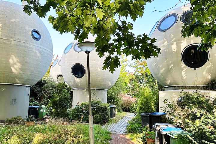 <p>Kreijkamp defendia a esfera como uma forma eficiente, por oferecer grande volume interno com menor área de superfície, reduzindo o uso de materiais e a necessidade de manutenção.</p>
