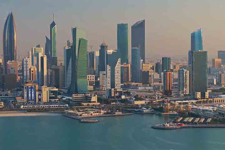 <p>A arquitetura adaptada ao calor é fundamental para a sobrevivência. Construções claras, janelas menores e ruas estreitas criam sombra e reduzem o impacto da radiação solar, aplicando técnicas desenvolvidas há séculos.</p>
