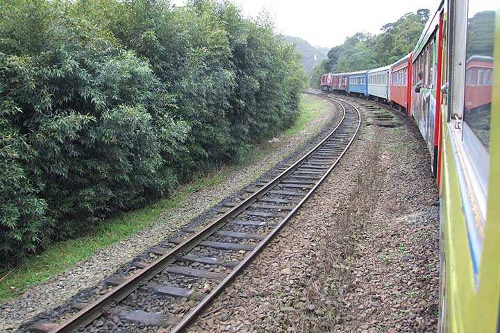 <p>A viagem, com duração média de três a quatro horas, cruza pontes, túneis e viadutos escavados na serra e está entre os percursos ferroviários mais belos do mundo.</p>
