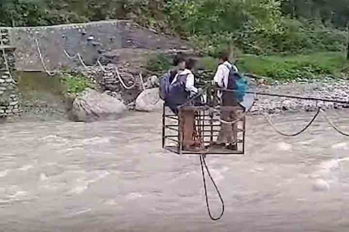 Em Uttarakhand, crianças atravessam rios caudalosos em vagonetas presas a cabos de aço - Reprodução do Youtube Canal Times Of India