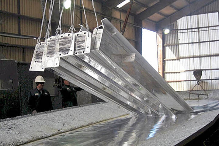 <p>Quando o cromo entra em contato com o oxigênio do ar, forma-se uma película invisível de óxido de cromo. Essa camada é extremamente fina, mas funciona como um escudo protetor</p>
