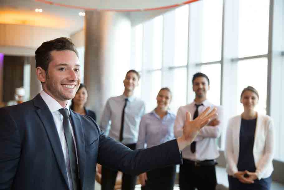 <p>Na liderança, a virtude aparece com notoriedade quando alguém divide méritos, assume falhas e mantém padrões éticos, mesmo perdendo prestígio.</p>
